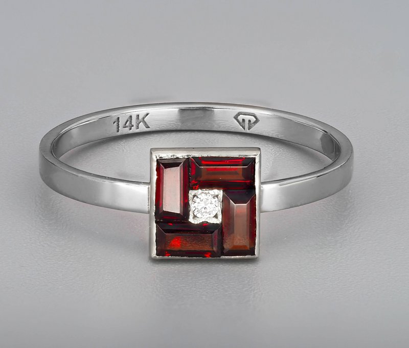 14k Gold ring with garnets and diamond. - 戒指 - 貴金屬 金色