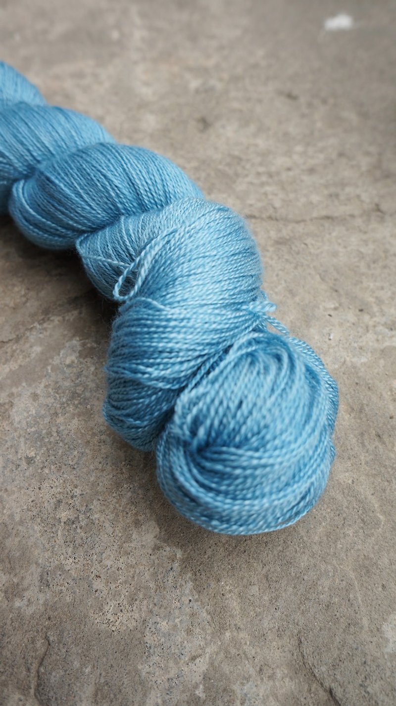 手染蕾絲線。復古藍 (美麗諾+真絲) - 編織/羊毛氈/布藝 - 絲．絹 