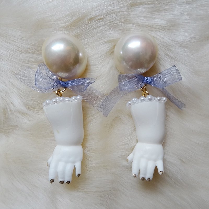 Doll hand earrings purple Harajuku kawaii Girly Vintage antique - Earrings & Clip-ons - Plastic White