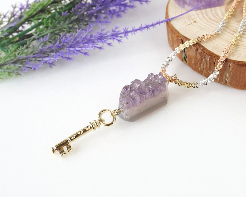 Druzy Amethyst Stone Necklace with Gold Key Charm, Raw Purple Crystal Gemstone Jewelry - สร้อยคอ - เครื่องเพชรพลอย สีม่วง