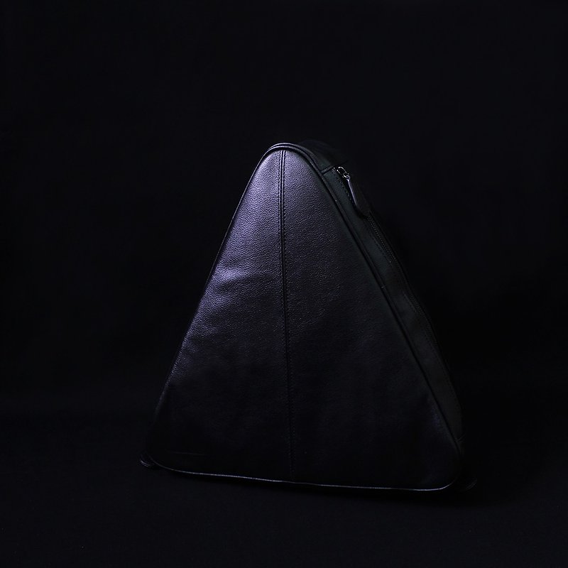 黑色 玩味型格 真皮 三角背包 可容納11寸MacAir - 後背包/書包 - 真皮 黑色