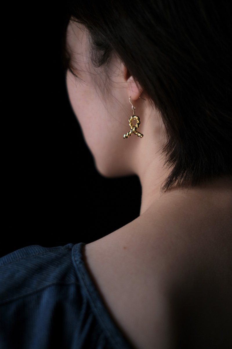 Silver-plated K gold dangle earrings/Semi Baroque - ต่างหู - เงิน 