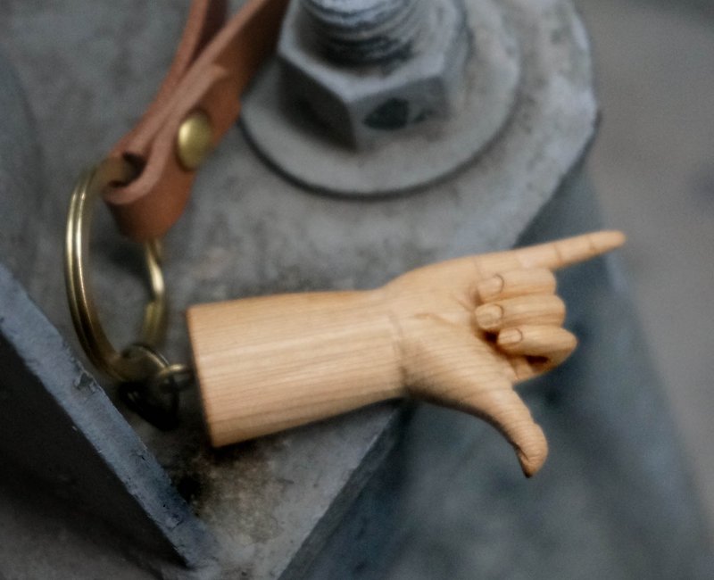 真皮手工檜木雕刻小手吊飾鑰匙圈(六手勢-六六大順) - 鑰匙圈/鑰匙包 - 紙 咖啡色