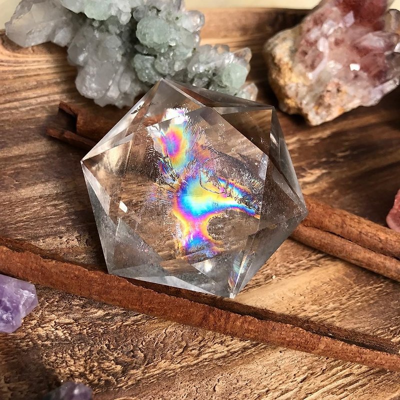 [Lost and find] natural stone rainbow six mans white crystal ornaments - ของวางตกแต่ง - เครื่องเพชรพลอย หลากหลายสี