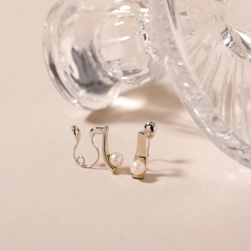 in the mirror scoop-pearl loop-fit earring SV ループフィットイヤリング 上品でエッジ―なパールデザイン シルバー ロジウム