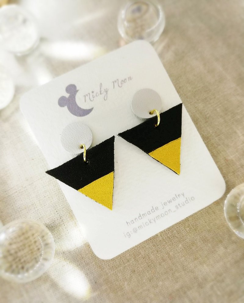 Handmade leather earring black white and gold - 耳環/耳夾/耳骨夾 - 真皮 黑色