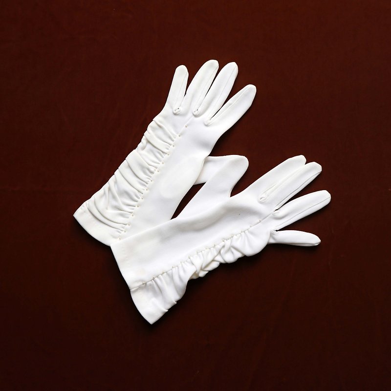 Pumpkin Vintage. Vintage 1950's Vintage White Beaded Lady Long Gloves - ถุงมือ - วัสดุอื่นๆ ขาว