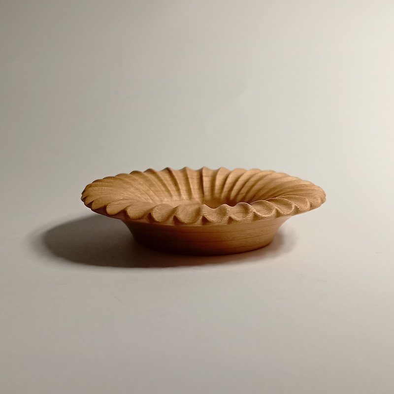 Hand carved cherry wood chrysanthemum shaped small dish - จานเล็ก - ไม้ สีนำ้ตาล