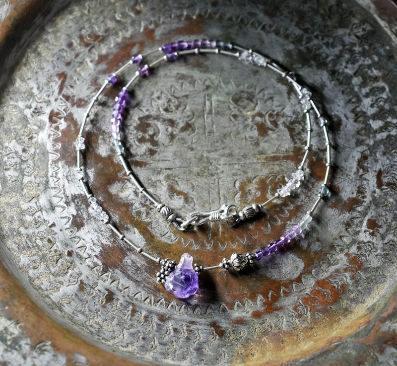 ラフロックアメジストと蓮花シルバーとインドシルバー小花、フローライトとハーキマーダイヤモンド、繊細筒型シルバービーズの華奢なネックレス - ネックレス - 金属 シルバー
