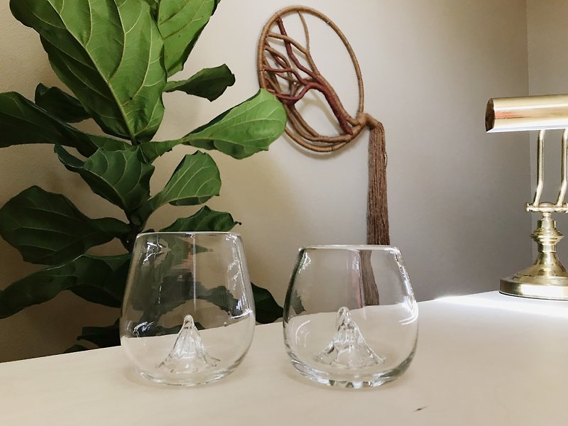 火山ビールマグカップを吹く手 - グラス・コップ - ガラス 透明
