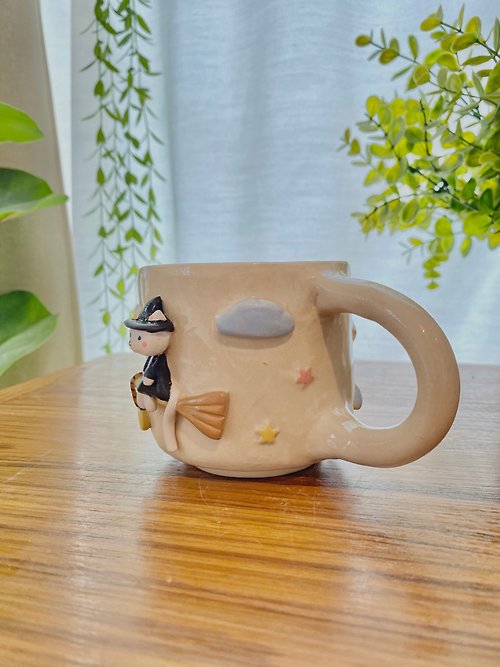 魔女猫デザインの手作り陶器マグカップそして超かわいい魔法の