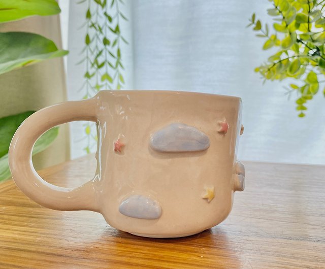 魔女猫デザインの手作り陶器マグカップそして超かわいい魔法のほうき
