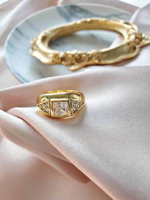 K Jewelry by Katerina 黃銅鍍14K金 方鑽戒指 ~ 質感圓弧戒指 ~ 寬版戒指