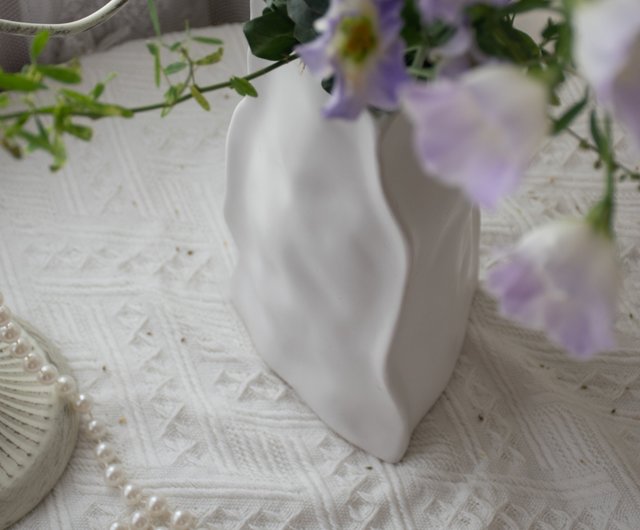 北欧の風合いの花瓶│不規則な陶器の三角花瓶 - ショップ Felix Florist u0026 Art Design 花瓶・植木鉢 - Pinkoi