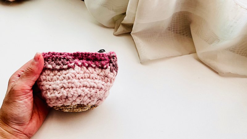 Warm winter hand hook stitching color small storage coin purse/dark pink - กระเป๋าเครื่องสำอาง - วัสดุอื่นๆ สึชมพู