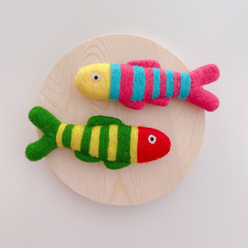 Wool felt color striped pan-fried fish key ring/pin - Badges & Pins - Wool 