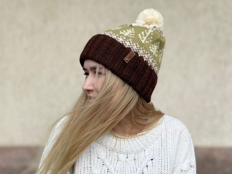 Warm pompom hat | レディース帽子 - หมวก - วัสดุอื่นๆ สีนำ้ตาล