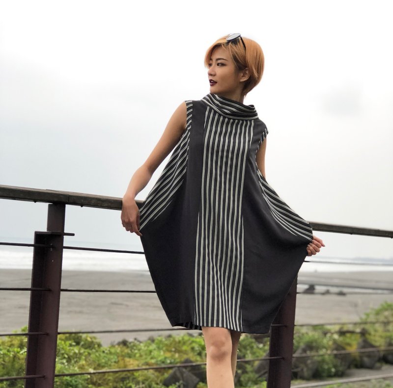 春夏新款黑灰白條紋高領創意女士洋裝 - 洋裝/連身裙 - 其他材質 