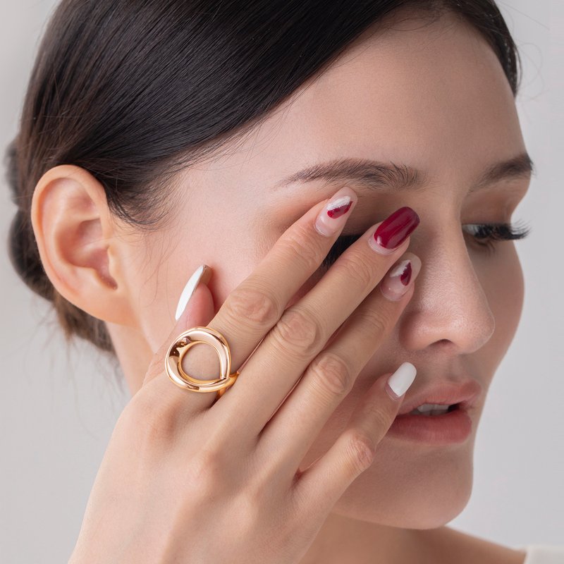 寬版圓形戒指-不規則純銀黃金素戒-立體情侶戒指-定情厚女戒-刻字 - 戒指 - 純銀 金色