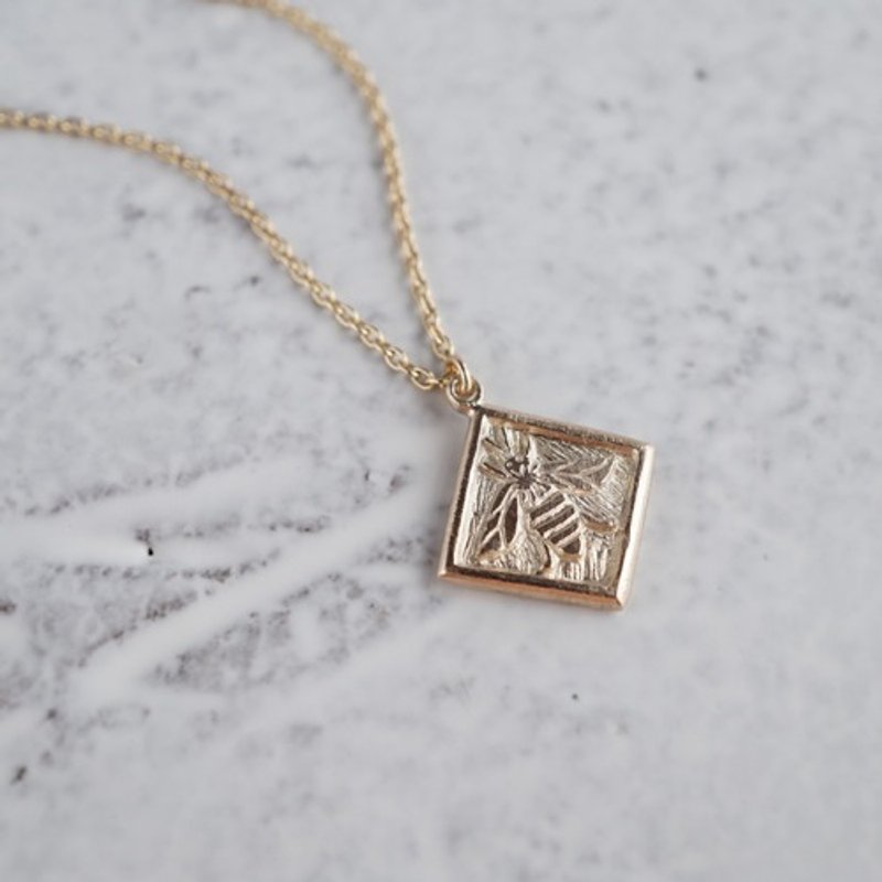 Bee pendant [P085K10YG] - สร้อยคอ - โลหะ 