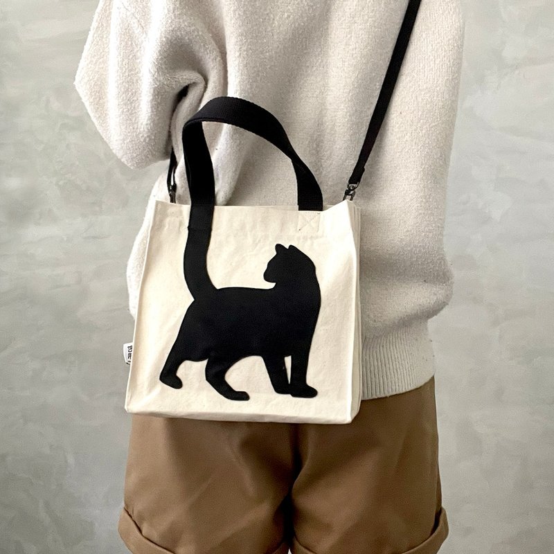 [Cat is not a print] Looking back at the cat, crossbody/hand-held canvas bag - กระเป๋าแมสเซนเจอร์ - ผ้าฝ้าย/ผ้าลินิน ขาว