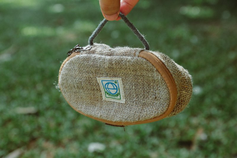 EARTH.er - HEMP DAILY系列-小橢圓袋 - 化妝包/收納袋 - 棉．麻 卡其色