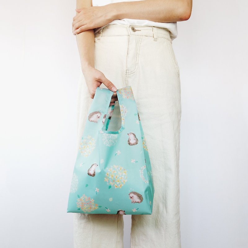 Eco-friendly shopping bag [Bag Walk-Elixir Flower and Hedgehog] with hanging bag, foldable storage - กระเป๋าถือ - เส้นใยสังเคราะห์ สีเขียว
