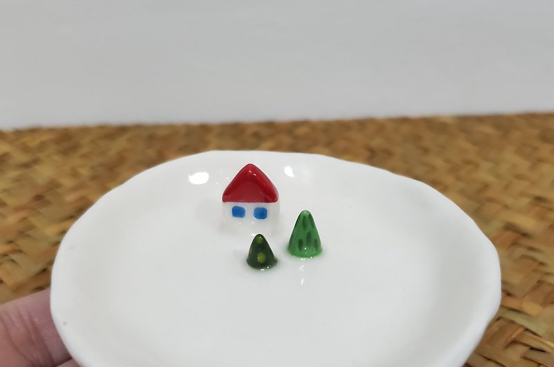家、2本の木、小皿があります。飾り皿 - 小皿 - 陶器 多色