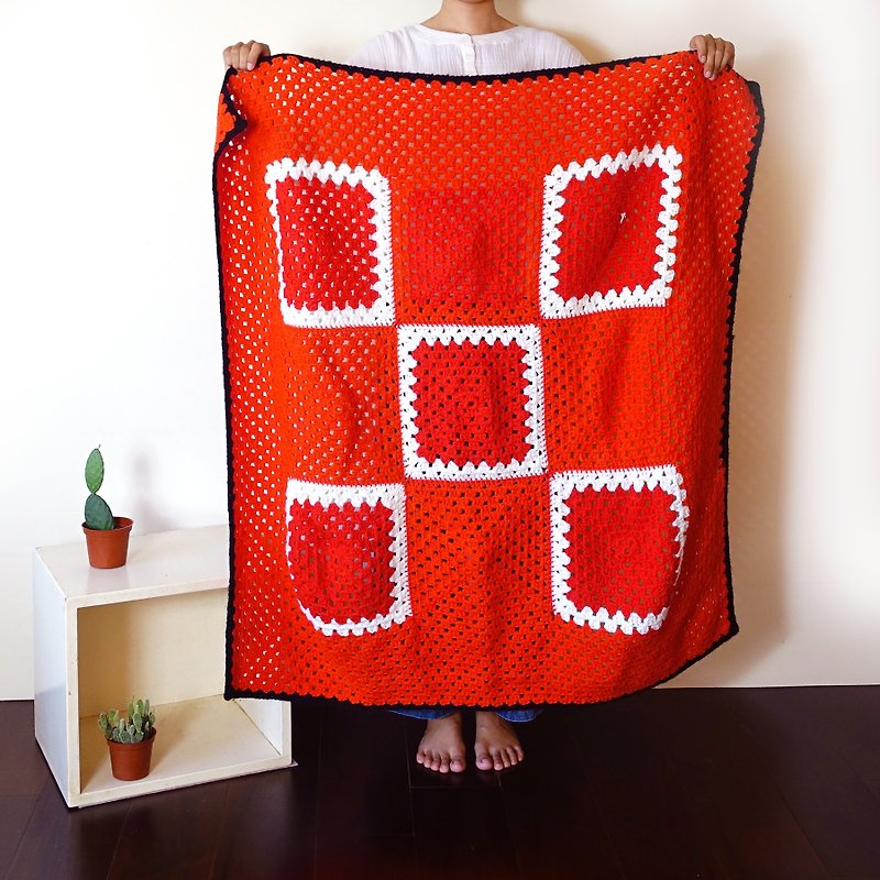 BajuTua / old was warm / cute red and white checkered old days of hand-woven wool blanket / picnic mat vintage crochet blanket - ผ้าห่ม - เส้นใยสังเคราะห์ สีแดง