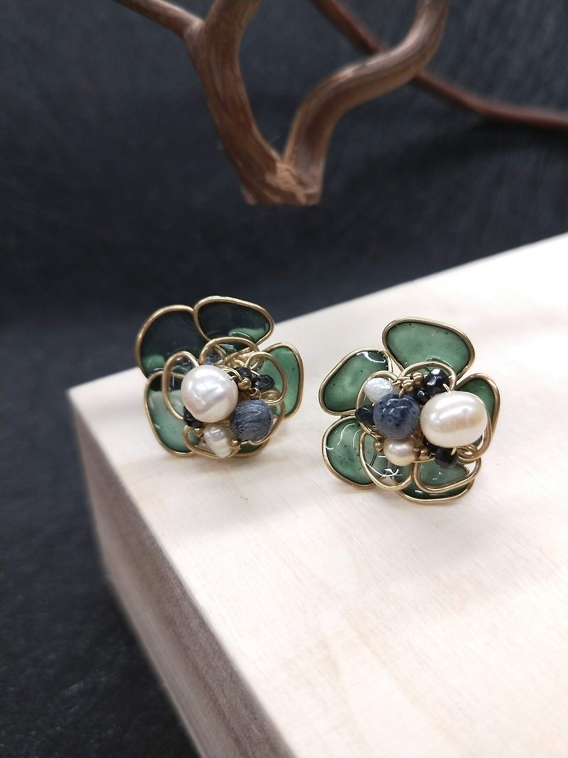 earring. Flower wedding series. Flower Ball Pearl * Blue Coral Hand Dye Resin Ear Pin Ear Clip Earrings - Earrings & Clip-ons - Resin Green