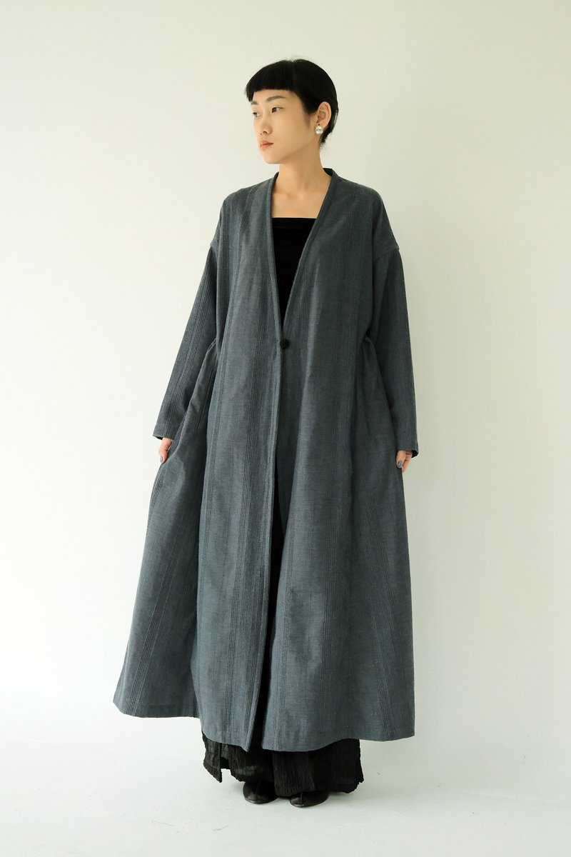 川 衣 WEAR BEING  中亞開襟縮腰外套 藍壓紋 - 女大衣/外套 - 棉．麻 藍色