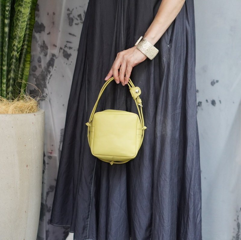 Elegant and Refreshing Pistachio Green Goat Leather Cube Pochette - กระเป๋าแมสเซนเจอร์ - หนังแท้ สีเขียว