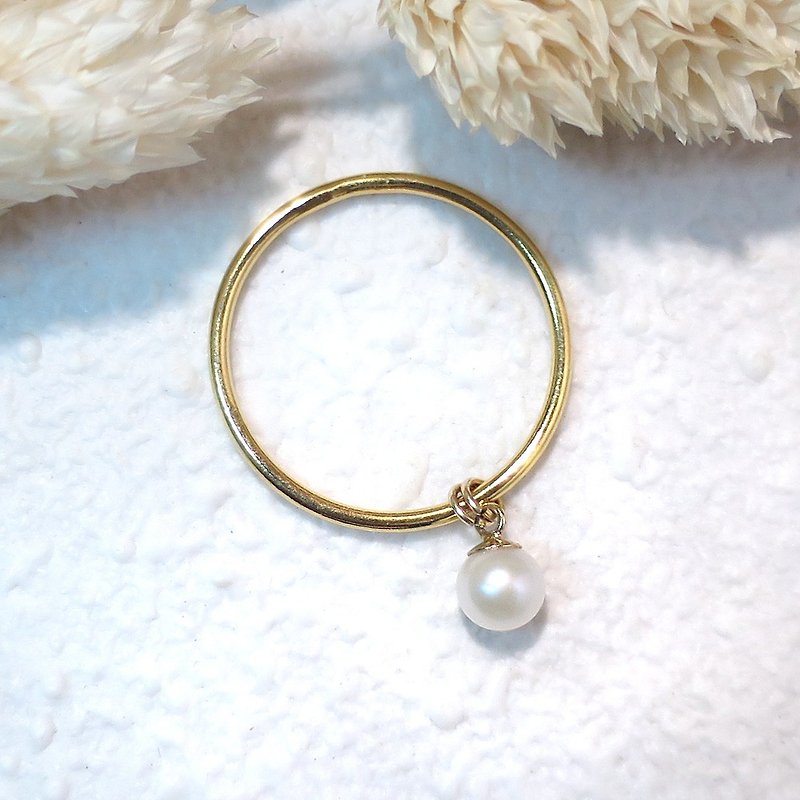 VIIART. Little moon. Natural pearl plated 24K gold delicate ring - แหวนทั่วไป - โลหะ ขาว