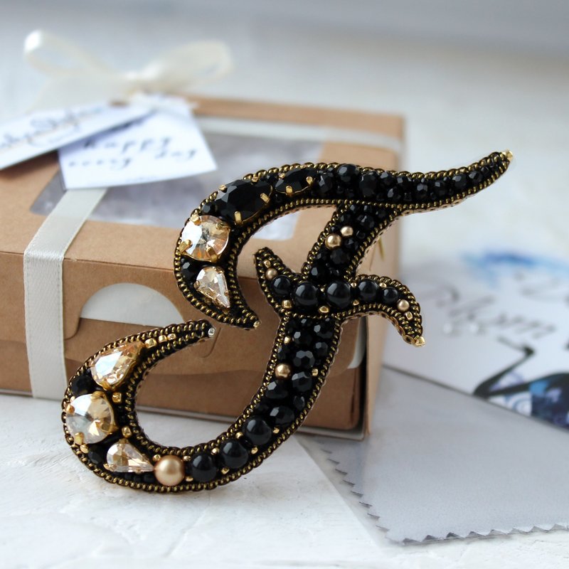Beaded Brooch English Letter.Embroidered Initial Brooch.Name Pin.Customized Gift - 胸針 - 水晶 黑色