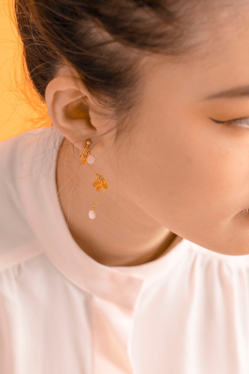 [If there is a palpitation that seems to be nothing] - the heartbeat does not stop - Earrings & Clip-ons - Resin Orange