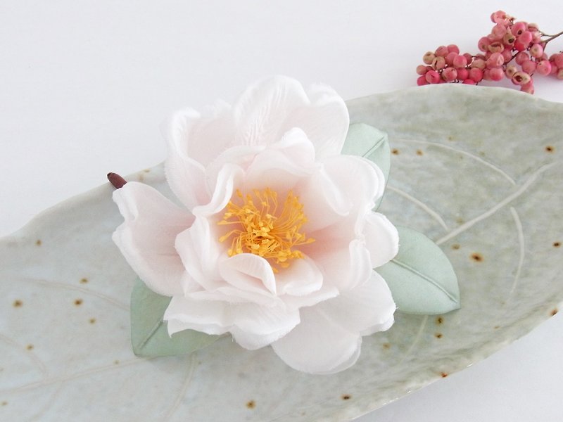 Satellite flower corsage - Brooches - Silk White