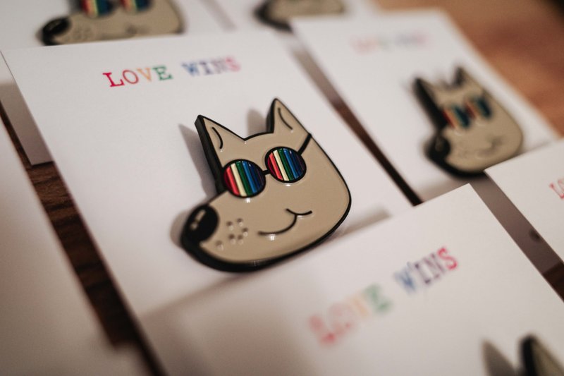 LOVE IS LOVE 彩虹狗金屬別針 - 胸針 - 其他金屬 