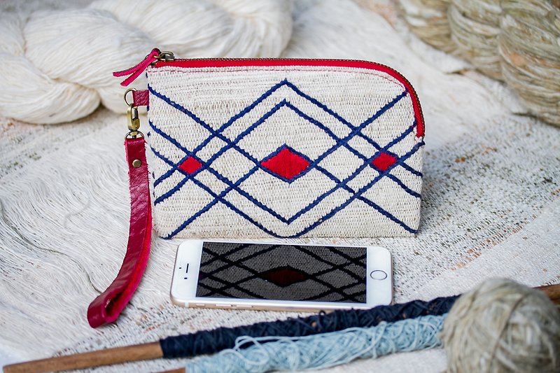 Hand Woven Cotton with Hand Embroidery Wristlet (natural cotton color) - 銀包 - 棉．麻 白色