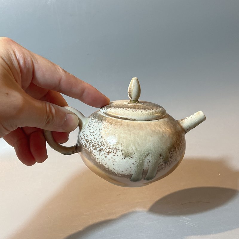 柴燒瓷土重落灰正把茶壺  / 小平凡手作 - 茶壺/茶杯/茶具 - 陶 