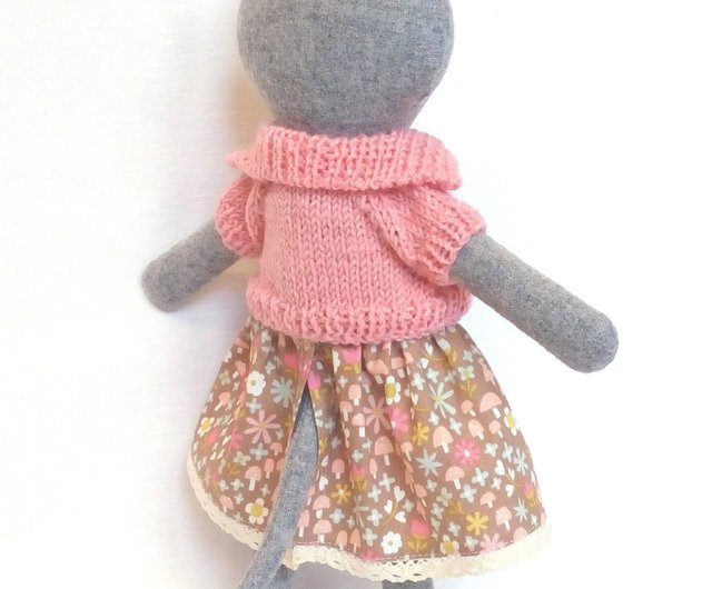 灰色のネズミの女の子、手作りのぬいぐるみ、羊毛のネズミのぬいぐるみ