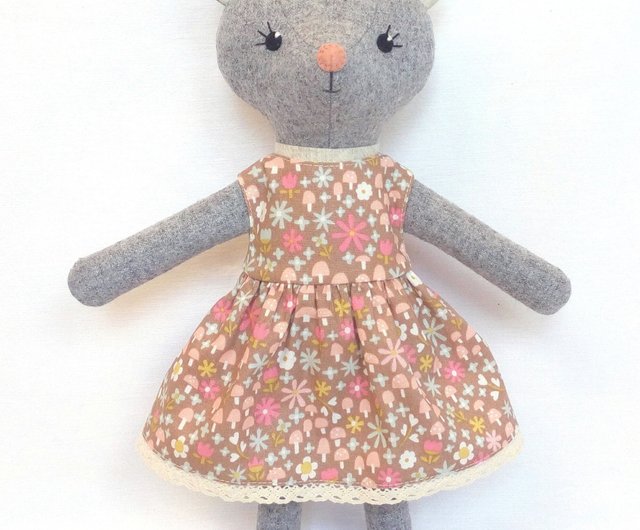 灰色のネズミの女の子、手作りのぬいぐるみ、羊毛のネズミのぬいぐるみ