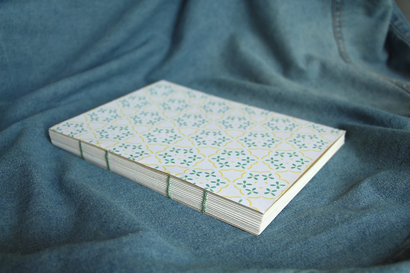 Patterntone 黃綠花瓷磚 手縫筆記本 客製化圖案手工筆記簿 - 筆記簿/手帳 - 紙 綠色