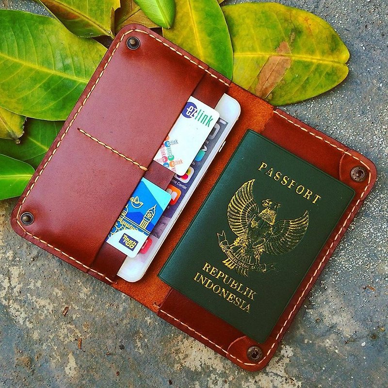 ウォレットパスポート+ iPhone（茶色） - パスポートケース - 革 