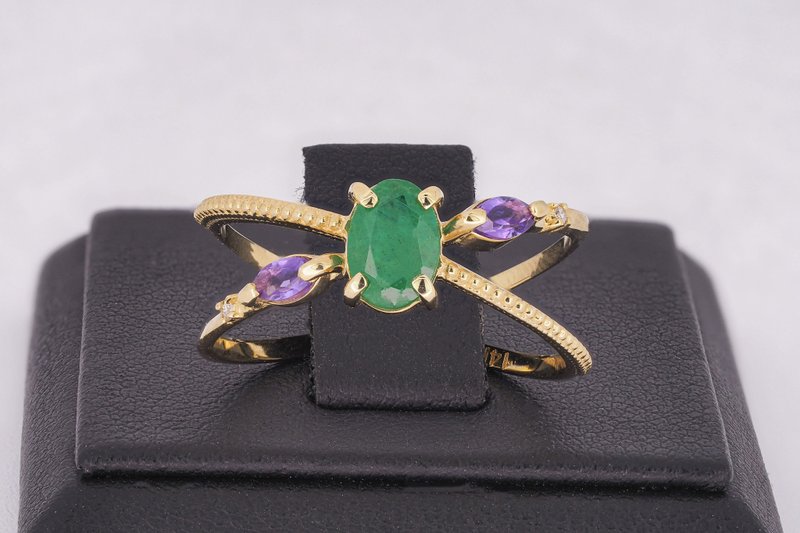 14kt gold ring with emerald side diamonds and amethysts. - 戒指 - 貴金屬 金色