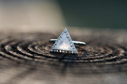 星空寶石 ∣ Starry Gems 神聖三角。伍參。月光石戒指 US 5∣禮物 母親節 畢業