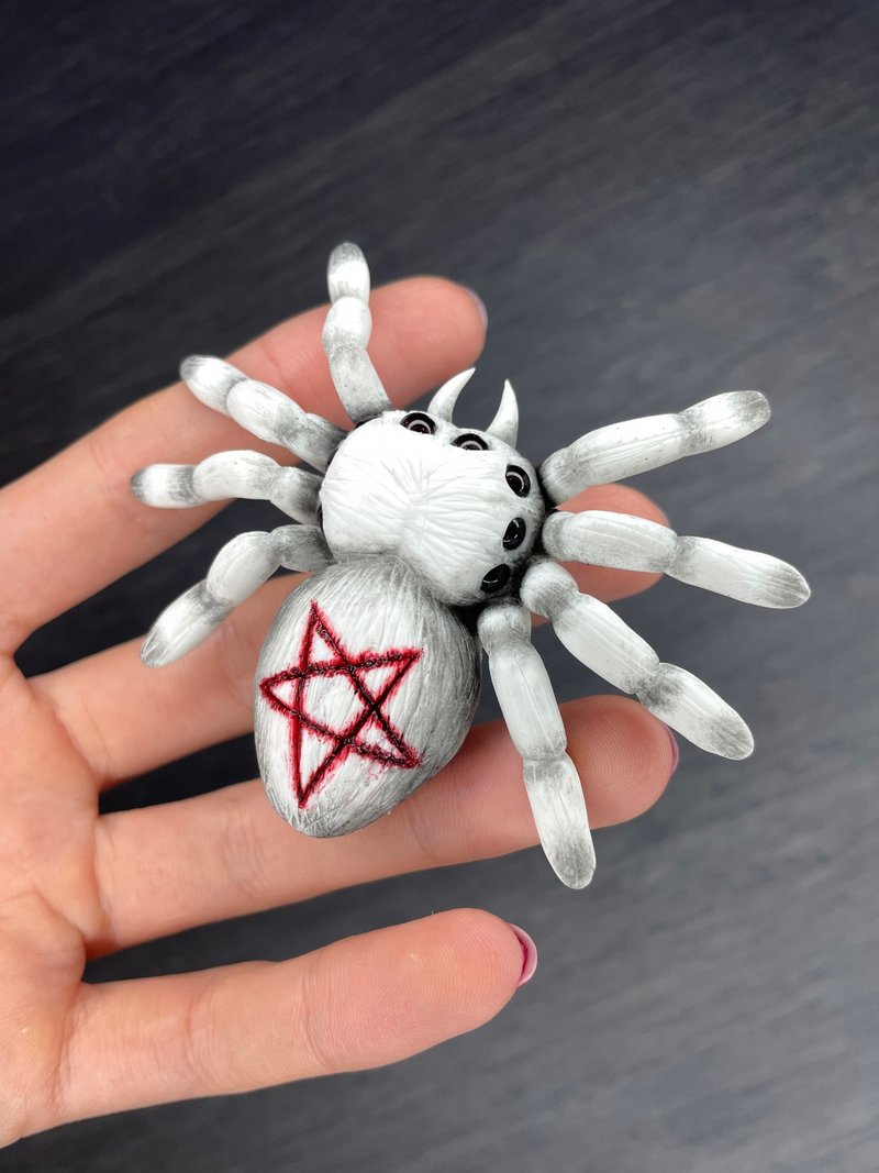 Brooch. Handmade creepy spider. - เข็มกลัด - ดินเหนียว 