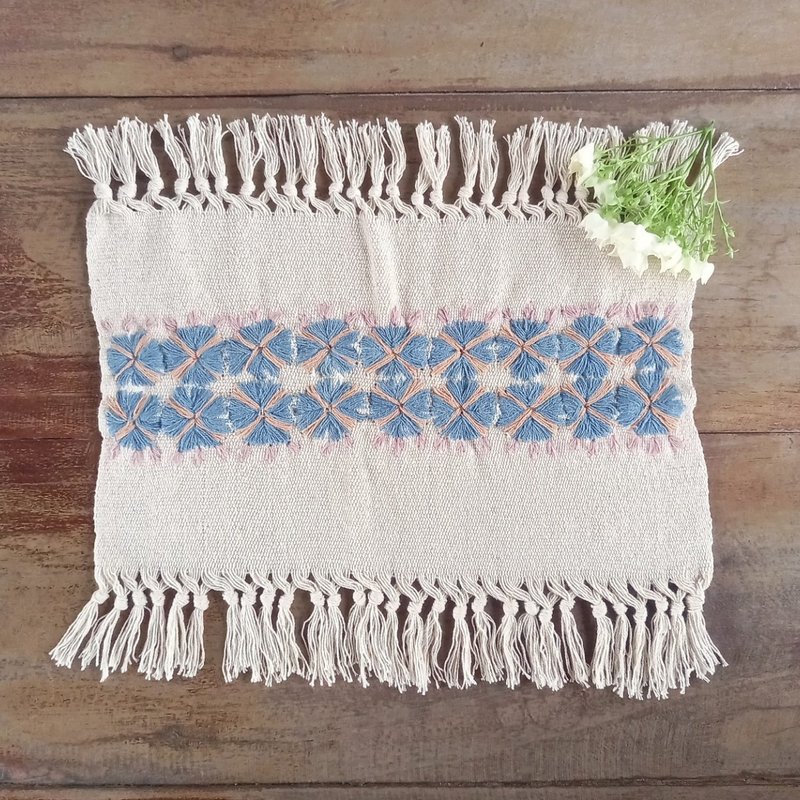 草木染めの手刺繍クロス / 棚飾り / 手織りコットン / 藍とブラウンの花、ピンクの葉 / 1点もの, one-of-a-kind, 敷物, インテリア飾り - 其他 - 棉．麻 白色