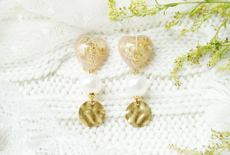 Pearsea Weibers ピ ア ス - nude color heart-shaped drape brass round earrings - Earrings & Clip-ons - Plants & Flowers Pink