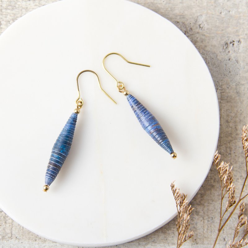 [Small paper hand made / paper art / jewelry] dark blue single beaded spindle earrings - Earrings & Clip-ons - Paper Pink