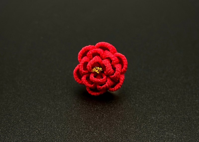 Breast ornament brooch Lapel pin Shuyu breast ornament Butterfly tuck Buttonhole Flower hole Butterfly tuck Buttonhole Flower hole Tsumami work - Brooches - Silk Red